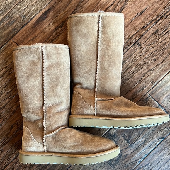 Like New! Uggs boots size 6 - Picture 2 of 9